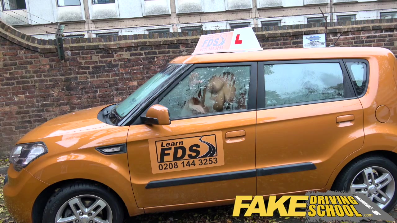 Fake Driving School - kékhajú bige segglyukba akarja
