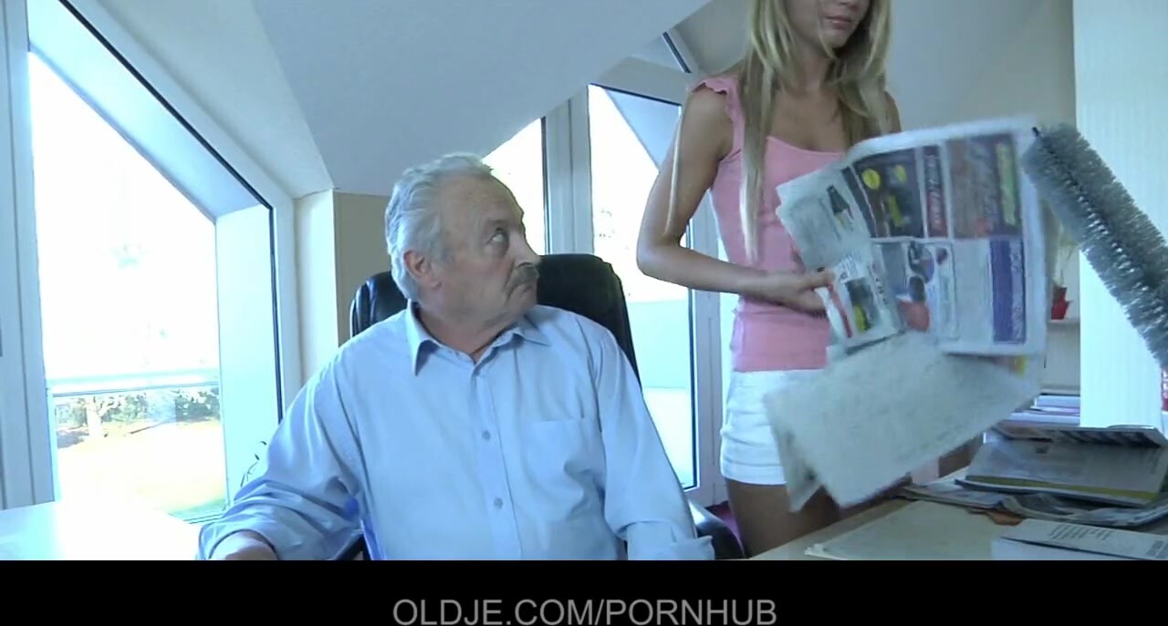 Oldje - a takarítónő az szépkorú dagadék kicsi hímtagján lovagol